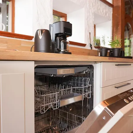 Exklusives Reetdach-ferienhaus Mit Sauna, Whirlpool & Privatgarten - Bis 10 Personen *