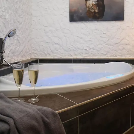 Exklusives Reetdach-ferienhaus Mit Sauna, Whirlpool & Privatgarten - Bis 10 Personen *